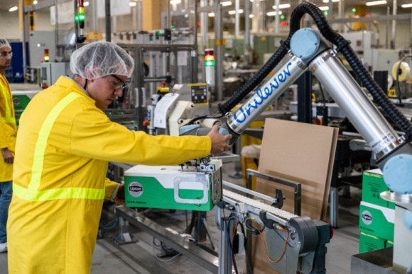 6 robotów współpracujących Universal Robots wspiera Unilever w Katowicach