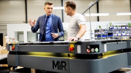 Rozwój MiR: MiR1000; AI w nawigacji; wdrożenia na świecie; program leasingowy Przemysł, BIZNES - Mobile Industrial Robots (MiR) wprowadził w tym roku na rynek robota MiR1000 o udźwigu do 1 tony, program leasingowy MiR Finance, uruchomił bezpłatne szkolenie internetowe MiR Academy i wdrożył floty robotów na całym świecie.