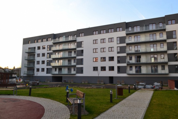 Pierwsi mieszkańcy odbierają klucze na Nowych Ogrodach BIZNES, Nieruchomości - IV etap Nowych Ogrodów z początkiem roku zyskuje nowych mieszkańców. Projekt realizowany na poznańskich Jeżycach, przez Proxin Investment wzbogacił osiedle o 104 mieszkania, podziemną halę garażową oraz 2 lokale użytkowe. Jednocześnie trwa budowa kolejnego etapu.