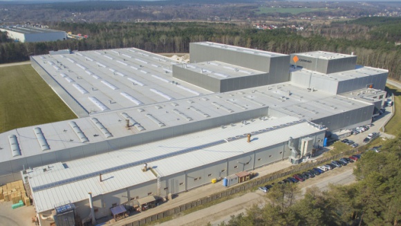 Cerrad podłącza „kroplówkę” Ceramice Nowej Gali Przemysł, BIZNES - Cerrad i Ceramika Nowa Gala zawarły umowy, które przewidują, że Cerrad będzie sprzedawać produkty giełdowej spółki, a jednocześnie zleci jej produkcję własnych wyrobów. Pozwoli to zwiększyć przychody Ceramiki Nowej Gali oraz zagospodarować niewykorzystane moce wytwórcze.