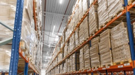 Ergonomia i bezpieczeństwo - LED-owe oświetlenie magazynów Przemysł, BIZNES - Wysokie konstrukcje i wąskie przejścia między regałami w magazynach wymagają specjalnego oświetlenia. Producent GTV przygotował ofertę przemysłowego oświetlenia LED-owego, które jest coraz bardziej popularne.