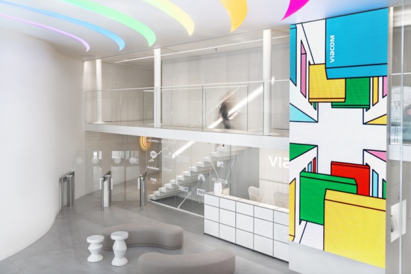 OPAL DLA MOOD WORKS BIZNES, Nieruchomości - Mood Works jako jedyne biuro architektoniczne z Polski zdobyło nagrodę w konkursie Outstanding Property Award London 2019 (OPAL). To już kolejne międzynarodowe wyróżnienie jakie zdobył projekt warszawskiego biura firmy medialnej Viacom Polska.