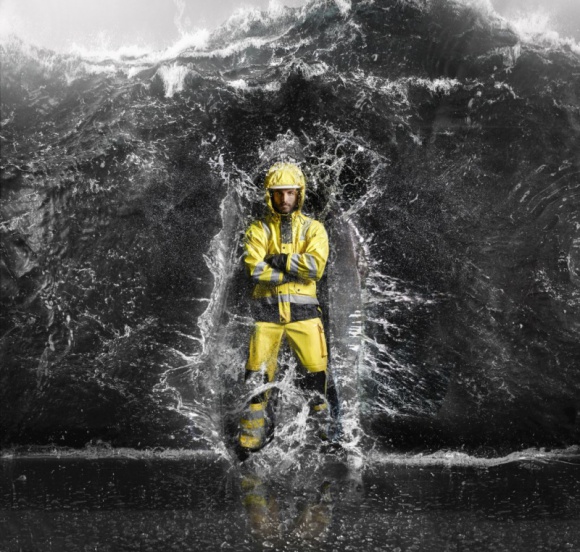 Robocze ubrania przeciwdeszczowe, czyli jak sprawić, by deszcz w pracy uszedł na Przemysł, BIZNES - Niektórzy lubią w deszczu spacerować, a inni nawet tańczyć i śpiewać. Ale są i tacy, którzy muszą w takich warunkach pracować. To z myślą o nich projektowane są specjalne ubrania robocze, stanowiące swoistą wodoodporną zbroję.