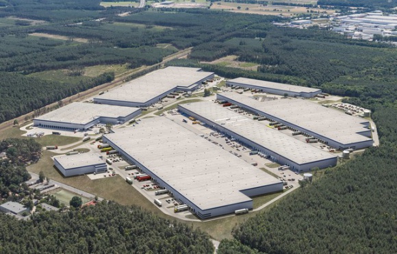 Trwa ekspansja obiektu produkcyjnego w Panattoni Park Szczecin I BIZNES, Nieruchomości - Panattoni, lider rynku nieruchomości przemysłowych w Europie, rozbudowuje fabrykę specjalistycznych systemów telekomunikacyjnych w ramach Panattoni Park Szczecin I. Do istniejących 32 000 m kw. deweloper dobudowuje kolejne 24 000 m kw.