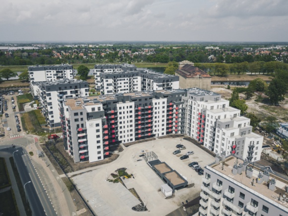 Wrocław: Osiedle nad Odrą nabiera ostatecznego kształtu BIZNES, Nieruchomości - W Osiedlu nad Odrą, przy ul. Rychtalskiej i Słonimskiego, trwają właśnie prace nad częściami wspólnymi. Inwestycja podzielona jest na klatki A, B, C i D.