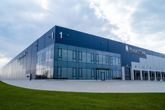 Go Earthwise with Panattoni – nowe biura, strefy zielone i wygląd parków BIZNES, Nieruchomości - Panattoni, lider rynku nieruchomości przemysłowych w Europie, wprowadziło nowy standard elewacji swoich parków. Dominują aluminiowo-szklane fasady, nowy układ kolorystyczny, a także zwiększone strefy zieleni.