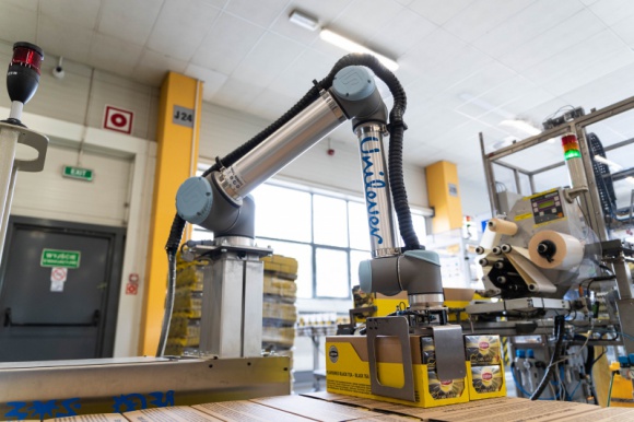 Co może cobot? Universal Robots prezentuje zastosowania robotów współpracujących