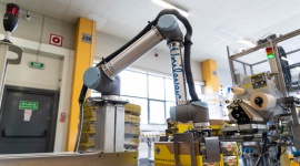 Co może cobot? Universal Robots prezentuje zastosowania robotów współpracujących Przemysł, BIZNES - Małe i średnie firmy w Polsce w pierwszej kolejności planują robotyzację pakowania i paletyzacji (39,6% badanych), obsługi maszyn (37,6%), montażu (18,8%) i przenoszenia towarów (17,8%). Te i inne aplikacje prezentuje Universal Robots (UR)