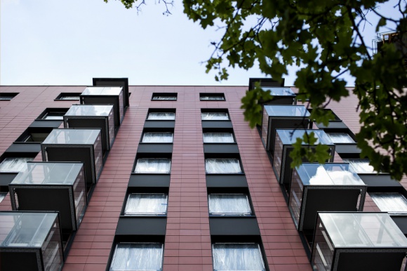 Wrocław: elewacja ostatniego etapu Pixel House odsłonięta BIZNES, Nieruchomości - Inwestycja przy ulicy Legnickiej osiągnęła już docelowy wygląd. W sprzedaży dostępne są mieszkania wyłącznie w ostatnim, czwartym etapie – o powierzchni od 29 do 96 metrów kwadratowych. Na parterze znajdą się lokale usługowe.