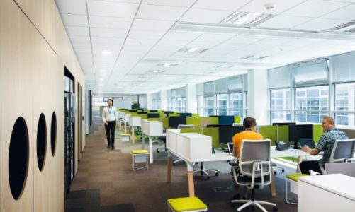 Szklane biurowce nie opustoszeją – 70% pracowników chce powrotu
