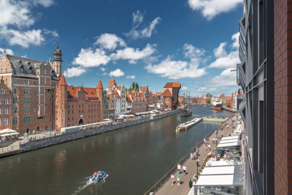 Trójmiasto stolicą apartamentów nadwodnych BIZNES, Nieruchomości - Nieruchomości wciąż stanowią najbezpieczniejszą opcję lokowania kapitału. Wśród nowych trendów można zaobserwować wyraźny wzrost zainteresowania luksusowymi apartamentami, a w szczególności tymi zlokalizowanymi nad wodą.