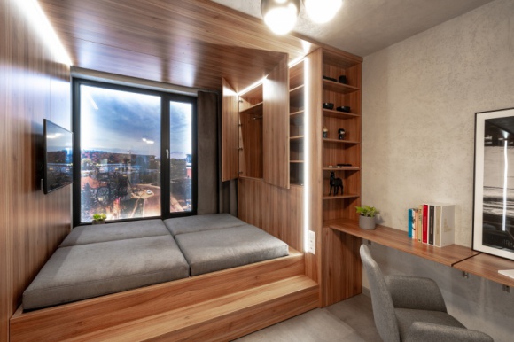 Wielkie 18 metrów. Zobacz mikroapartament modelowy BIZNES, Nieruchomości - Dwuosobowe łóżko, które zamienia się w kanapę, składane biurko i duże lustro optycznie powiększające wnętrze. To wszystko zmieściło się w gotowym mikroapartamencie pokazowym przy ul. Legnickiej, przygotowanym – wyjątkowo – na wczesnym etapie realizacji całego projektu.
