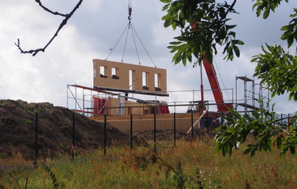 Rekord: 5 dni do gotowego domu Przemysł, BIZNES - Trzy dni prefabrykowano elementy według otrzymanego projektu, by dwa dni później w Lubaszu stanął gotowy dom jednorodzinny z poddaszem użytkowym. W rekordowym tempie powstał energooszczędny, ekologiczny i zdrowy budynek, a do jego montażu wystarczyły... 3 osoby i dźwig.