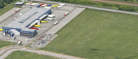 Panattoni z kolejnym zielonym cross-dockiem dla DB Schenker – 6000 m kw. BIZNES, Nieruchomości - Panattoni, lider rynku nieruchomości przemysłowych, realizuje kolejny nowoczesny i ekologiczny terminal przeładunkowy dla DB Schenker. Obiekt o powierzchni ponad 6 000 m kw. powstanie na terenie Parku Naukowo – Technologicznego „Rzeszów-Dworzysko”.