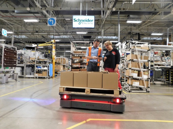 Autonomiczny robot mobilny MiR500 obniża koszty transportu w Schneider Electric Przemysł, BIZNES - Zakład Schneider Electric Industries Bukowno wdrożył autonomicznego robota mobilnego MiR500 do transportu produktów pomiędzy linią produkcyjną a magazynem