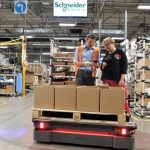 Autonomiczny robot mobilny MiR500 obniża koszty transportu w Schneider Electric