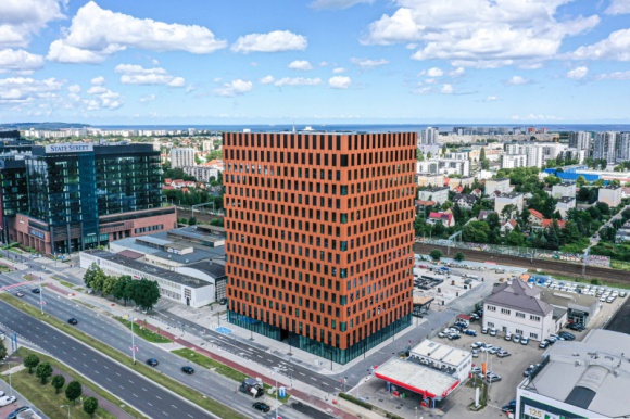 Przestrzenie coworkingowe Spaces w gdańskim Wave BIZNES, Nieruchomości - W gdańskim biurowcu Wave, realizowanym przez spółkę biurową Skanska, na początku drugiego kwartału 2021 r. uruchomione zostanie pierwsze w Trójmieście biuro coworkingowe marki Spaces z grupy IWG. Nowy najemca będzie rozwijał swoją działalność na ponad 3 tys. mkw.