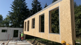 Pierwsza kancelaria leśna z elementów prefabrykowanych w fabryce STEICO Przemysł, BIZNES - Montaż 21 prefabrykowanych elementów, z których zrealizowany został parter budynku kancelarii dla Nadleśnictwa Bierzwnik, zajął 10 godzin. Zalety prefabrykacji docenił wykonawca obiektu, który otrzymał gotowe moduły w wysokim stopniu wykończenia, usprawniające proces budowy.
