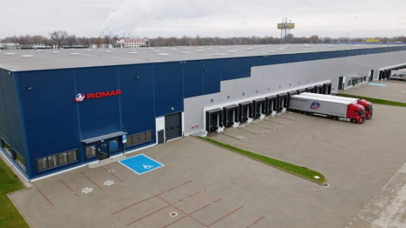 Piomar wprowadził się do Panattoni Park Opole BIZNES, Nieruchomości - Panattoni, lider rynku powierzchni przemysłowych w Europie, potwierdza atuty Opola i swojego pierwszego centrum dystrybucyjnego w tej części regionu. Do Panattoni Park Opole wprowadziła się firma Piomar - przedsiębiorstwo, zajmujące się transportem towarów oraz logistyką.