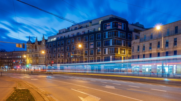 Prestiżowe apartamenty nad Odrą gotowe BIZNES, Nieruchomości - Salon, kilka sypialni i łazienek, garderoba i aż trzy tarasy, w tym jeden zielony. To wszystko na dwóch poziomach, w luksusowym budynku stojącym nad rzeką w centrum miasta. Ile kosztują takie apartamenty i kto je kupuje?